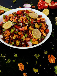वॉलनट चना चाट (walnut chana chaat recipe in Hindi) रेसिपी मुख्य फोटो