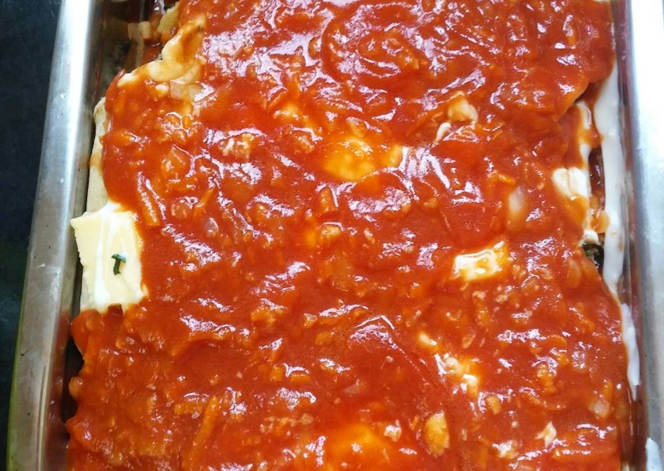 Canelones de verdura y carne picada. Con salsa blanca y roja