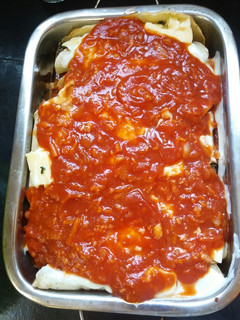 Una foto de Canelones de verdura y carne picada. Con salsa blanca y roja