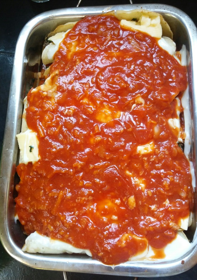 Una foto de Canelones de verdura y carne picada. Con salsa blanca y roja