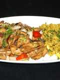 Pollo saltado con hongos shiitake y repollo chino