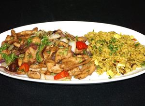 Una foto de Pollo saltado con hongos shiitake y repollo chino