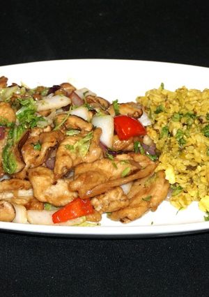 Una foto de Pollo saltado con hongos shiitake y repollo chino