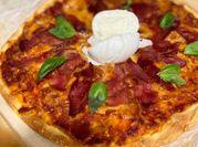Una foto de burrata al horno