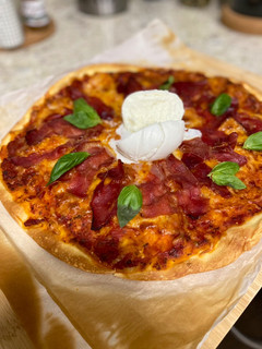Una foto de Pizza de jamón, burrata y albahaca