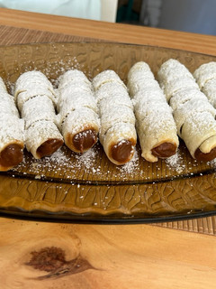 Una foto de Cañoncitos hojaldrados de Dulce de leche 💛