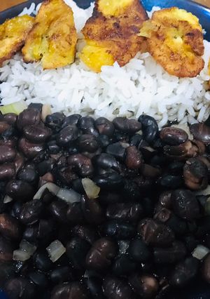Una foto de Frijolitos con arroz