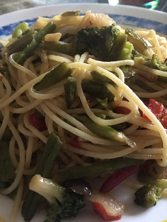 Una foto de Espaguetis con verduras salteadas