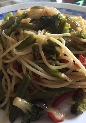 Una foto de Espaguetis con verduras salteadas