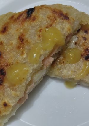 Una foto de Arepa🫓de maíz🌽peto con relleno🥓hawaiano🧀🍍🥯