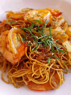 Una foto de Noodles con langostinos