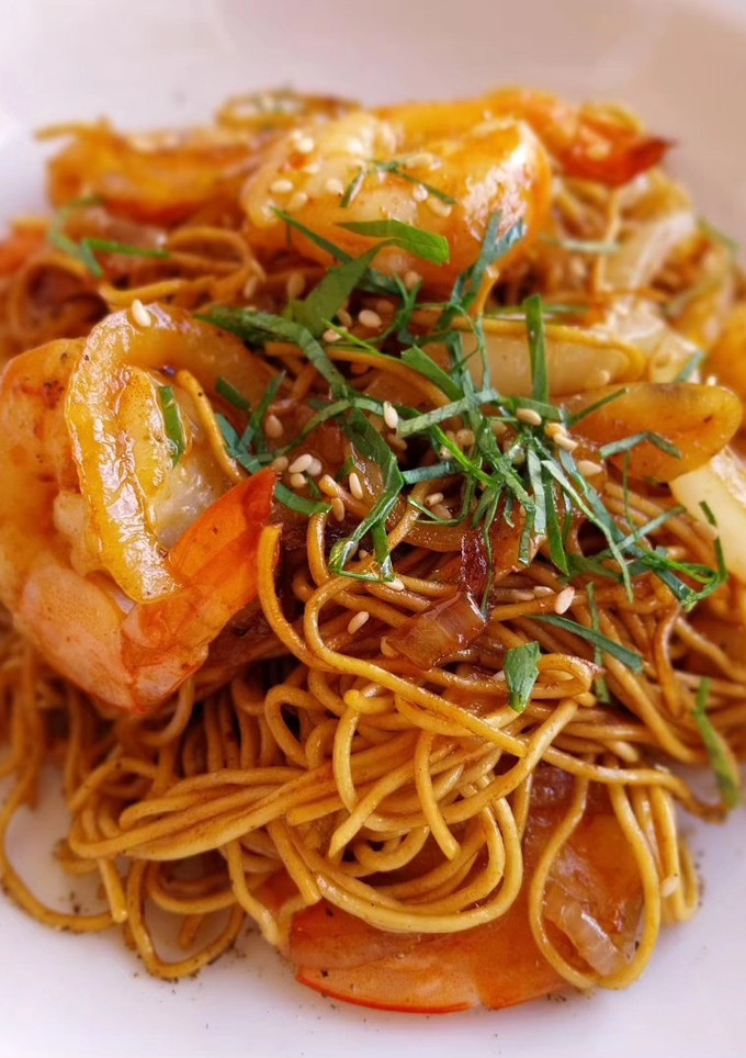 Una foto de Noodles con langostinos