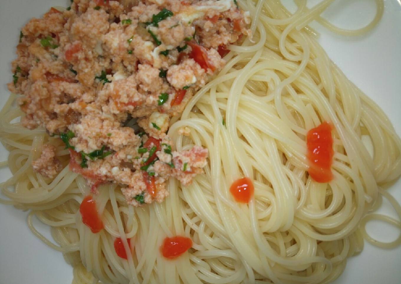Spaghetti served with scrambled eggs