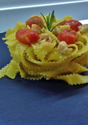 Foto di Frastagliate all'uovo con pescespada, crema di melanzane e pomodorini datterini