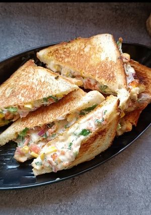 मिक्स व्हेज चीज मेयोनेज सॅन्डविच (Mix veg cheese mayonnaise sandwich recipe in marathi) रेसिपी चे मुख्य फोटो 