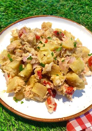 Una foto de Ensalada de patatas con ajo y perejil