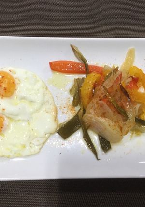 Foto principal de Huevos fritos con verduras en olla lenta