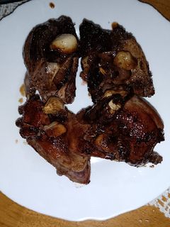 Una foto de Codornices al ajillo y perejil
