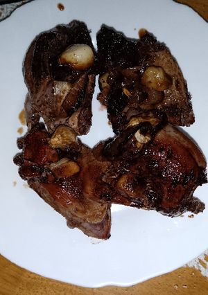 Una foto de Codornices al ajillo y perejil