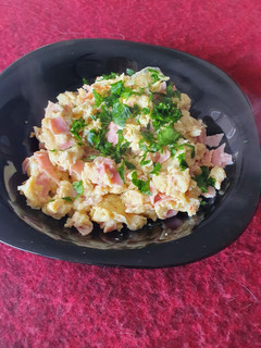 Una foto de Huevos revueltos con jamón y ajo