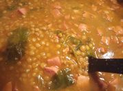 Una foto de lentejas con salchicha