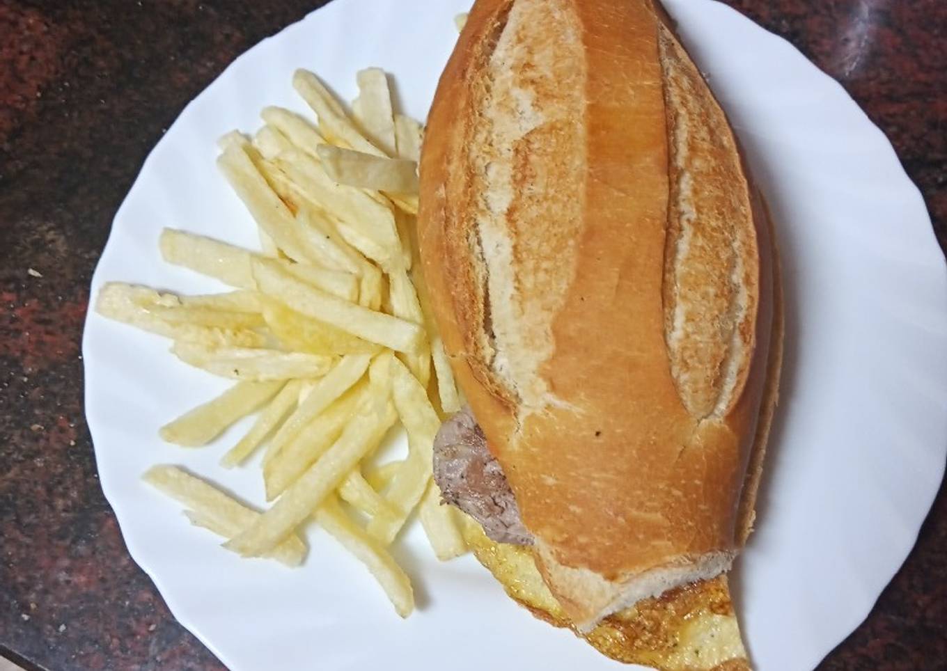 Bocadillo de solomillo con tortilla francesa y ensalada