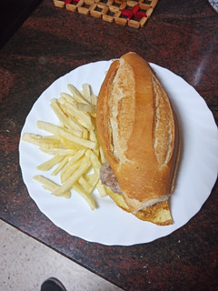 Una foto de Bocadillo de solomillo con tortilla francesa y ensalada
