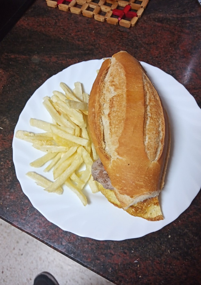 Una foto de Bocadillo de solomillo con tortilla francesa y ensalada