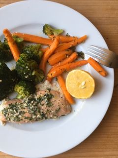 Lachs aus dem Ofen mit Kräuterbutter, Brokkoli und Karotten Rezepthauptbild