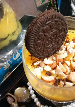 A picture of Sesame and Oreo biscuit custard.