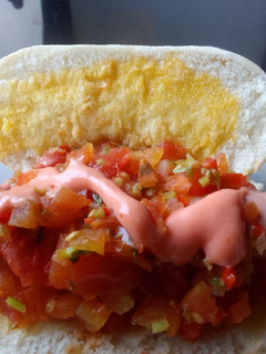Una foto de Perro caliente con sofrito (Hog dog)