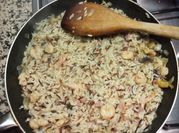 Una foto de arroz bacon champiñón
