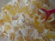 Una foto de postres con piña en almíbar