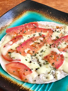 Una foto de Pizzeta rápida en masa de taco🌮 tomate 🍅 orégano