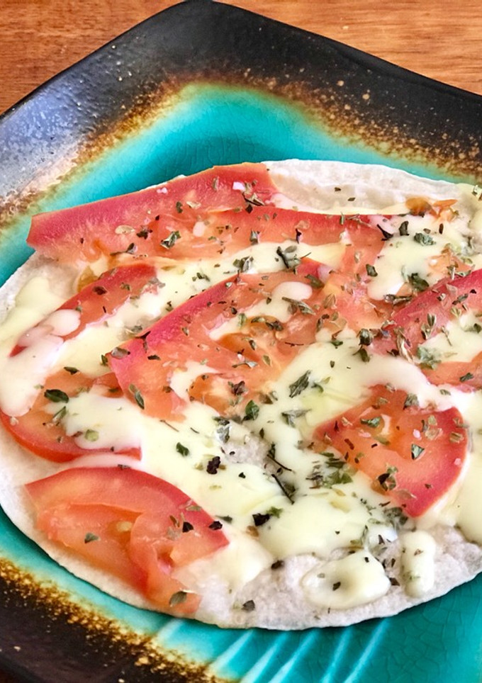 Una foto de Pizzeta rápida en masa de taco🌮 tomate 🍅 orégano