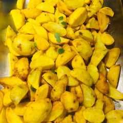 A picture of Papas rústicas con cúrcuma crocantes por fuera y blandas por dentro.