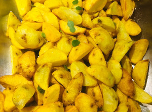 Una foto de Papas rústicas con cúrcuma crocantes por fuera y blandas por dentro