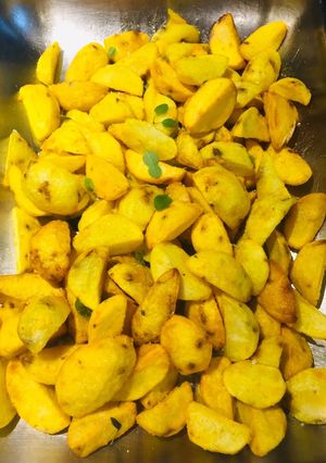 Una foto de Papas rústicas con cúrcuma crocantes por fuera y blandas por dentro