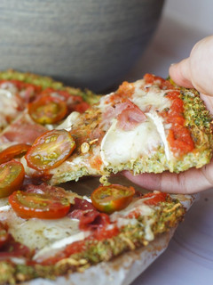Una foto de Pizza de base de brócoli