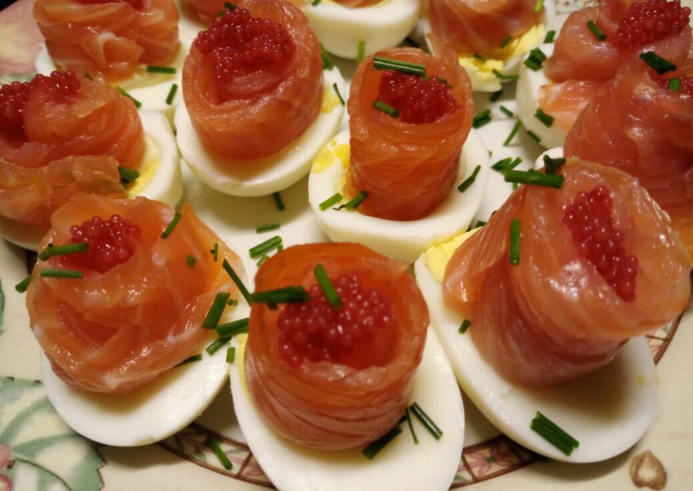 Uova, rosette di salmone e caviale