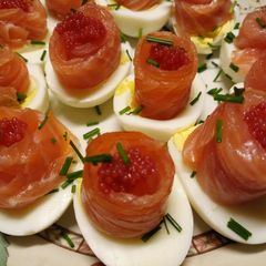 A picture of Uova, rosette di salmone e caviale.