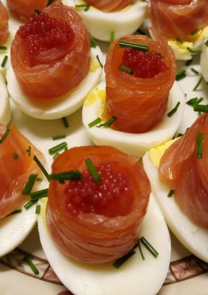 A picture of Uova, rosette di salmone e caviale.