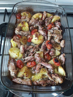 Una foto de Contramuslos al horno con tomatitos y papas