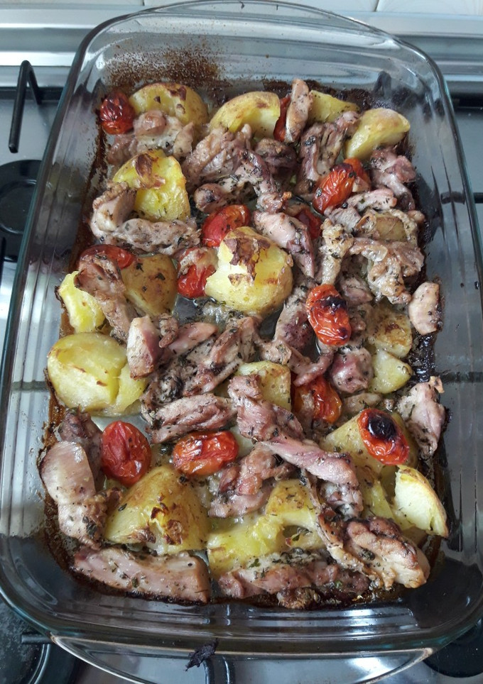 Una foto de Contramuslos al horno con tomatitos y papas