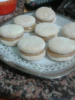 Una foto de Alfajores rellenas de dulce de leche