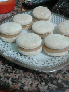 Una foto de Alfajores rellenas de dulce de leche
