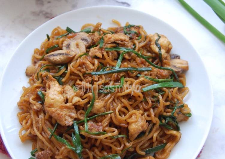 Bagaimana Menyiapkan Mie Goreng Manis (Tiam Mi) yang Enak