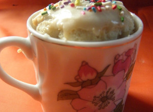 Una foto de Torta en taza de leche condensada o ricota o queso crema en microondas
