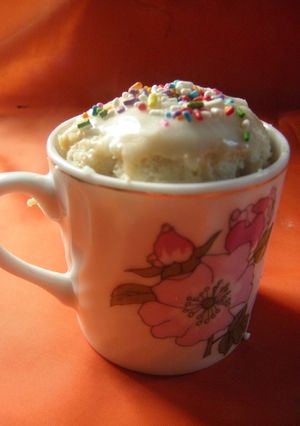 Una foto de Torta en taza de leche condensada o ricota o queso crema en microondas