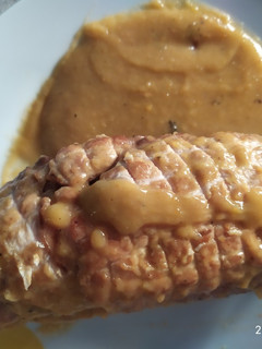 Una foto de Rollo de pollo relleno en salsa